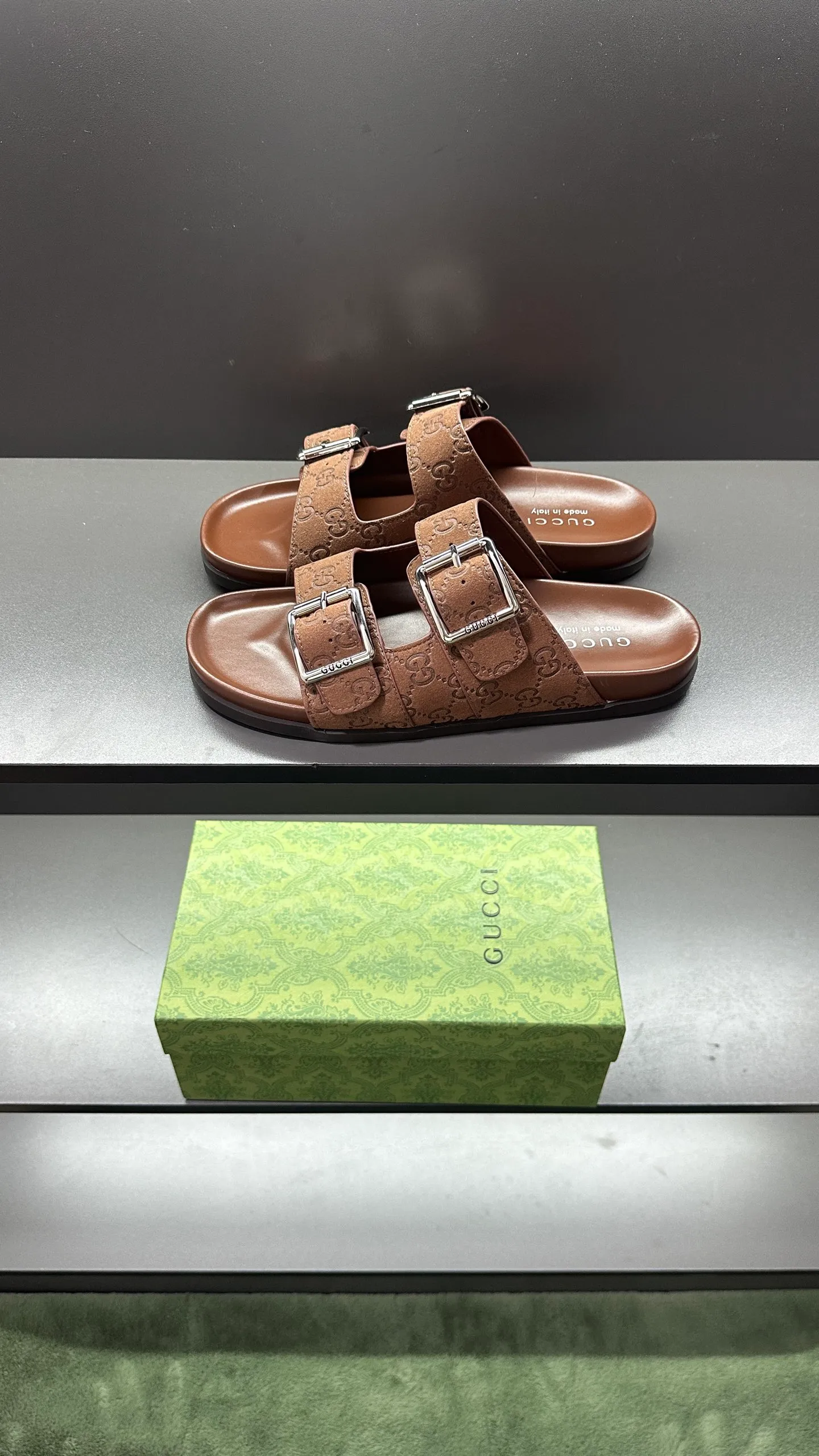 [G Home New Style] P: 320💰Men's size 39~45, (46. Customized) This slipper is made of GG polyester fiber and is decorated with a Gucci label on the front, which adds a striking logo feel to the style. "Gucci Made in Italy" stamped label Rubber sole Flat Made in Italy